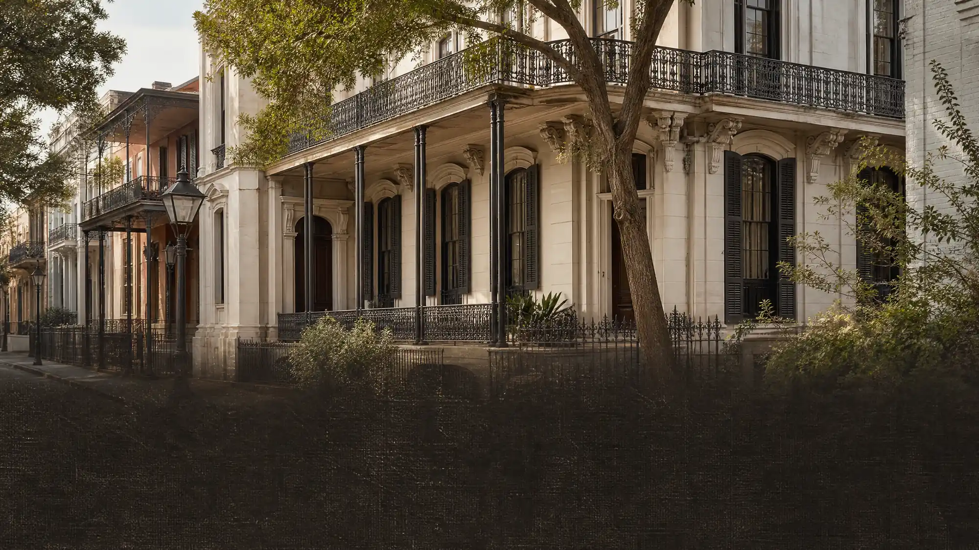 Erkunden Sie ein sorgfältig erhaltenes Stadthaus aus dem Jahr 1860 im French Quarter. Entdecken Sie das viktorianische Leben, die originalen Innenrohrleitungen und die intakten städtischen Sklavenunterkünfte.
